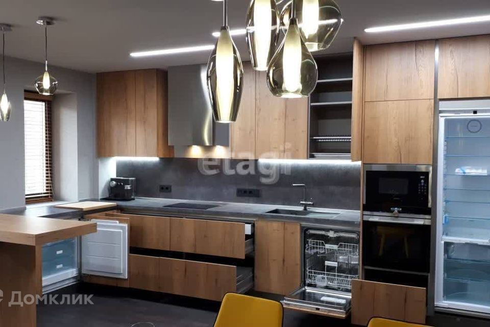 Продаётся 4-комнатная квартира, 125 м²