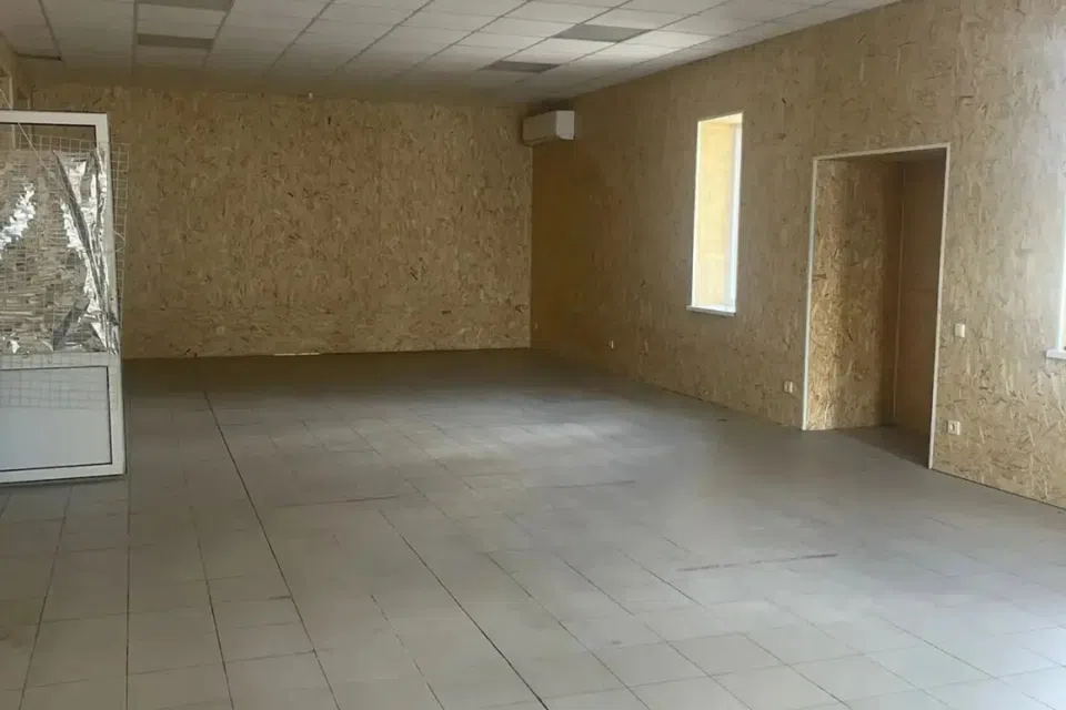 Сдаётся торговое помещение, 297.8 м²