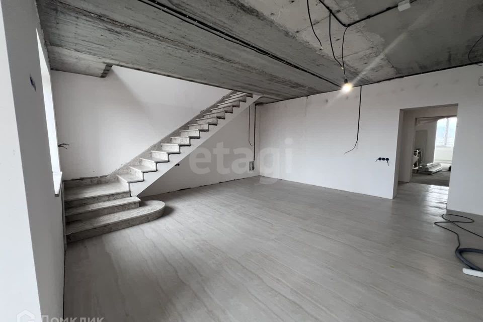 Продаётся 5-комнатная квартира, 200 м²
