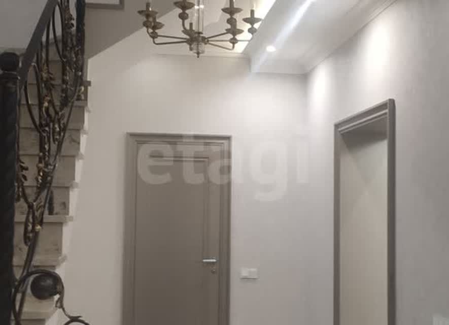 Продаётся 4-комнатная квартира, 207 м²