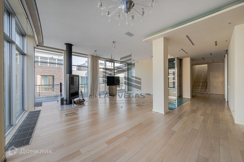 Сдаётся 4-комнатная квартира, 300 м²
