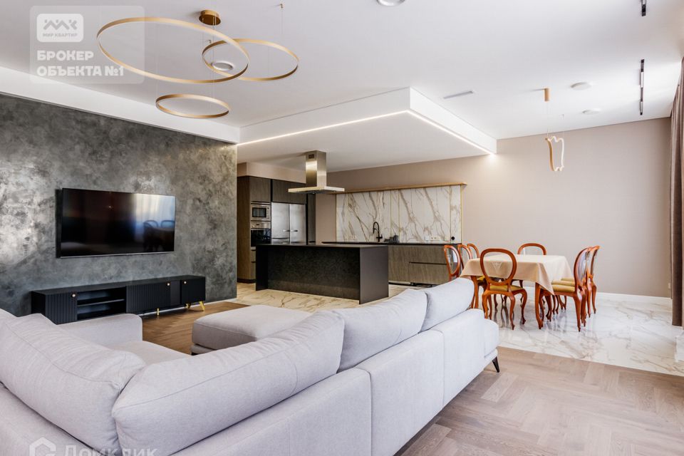 Сдаётся 4-комнатная квартира, 215 м²