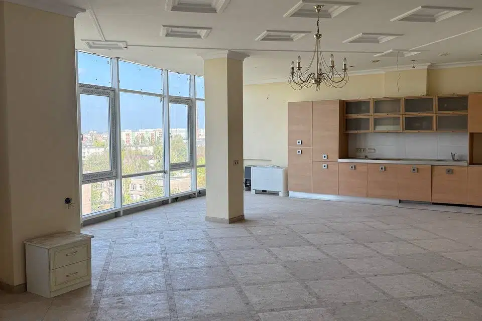 Продаётся 3-комнатная квартира, 195.6 м²