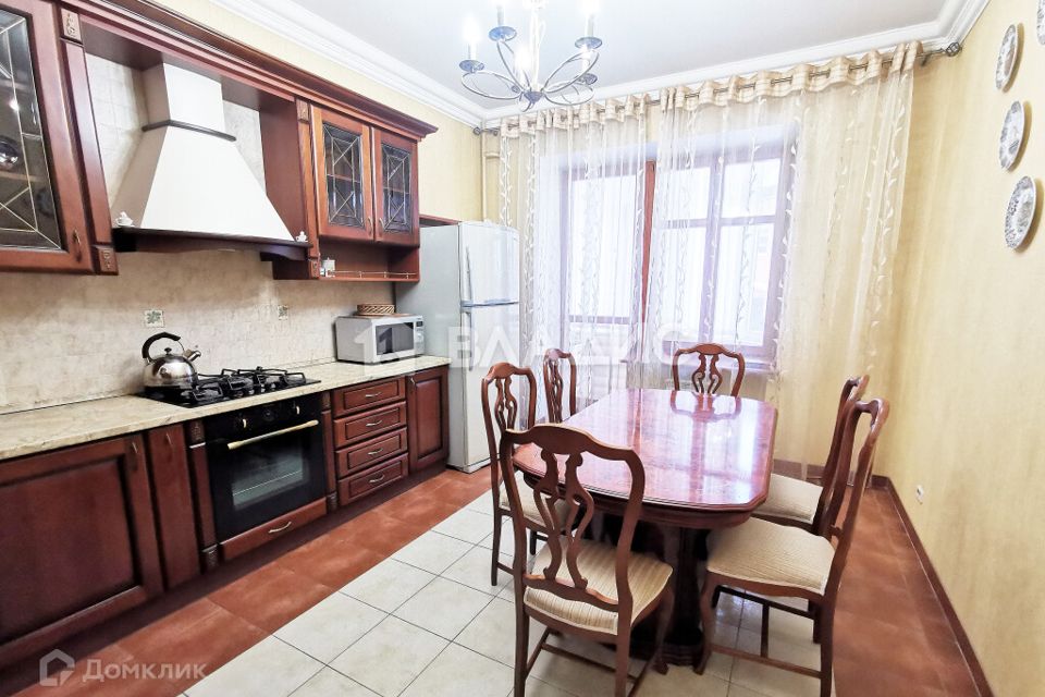 Продаётся 3-комнатная квартира, 130 м²