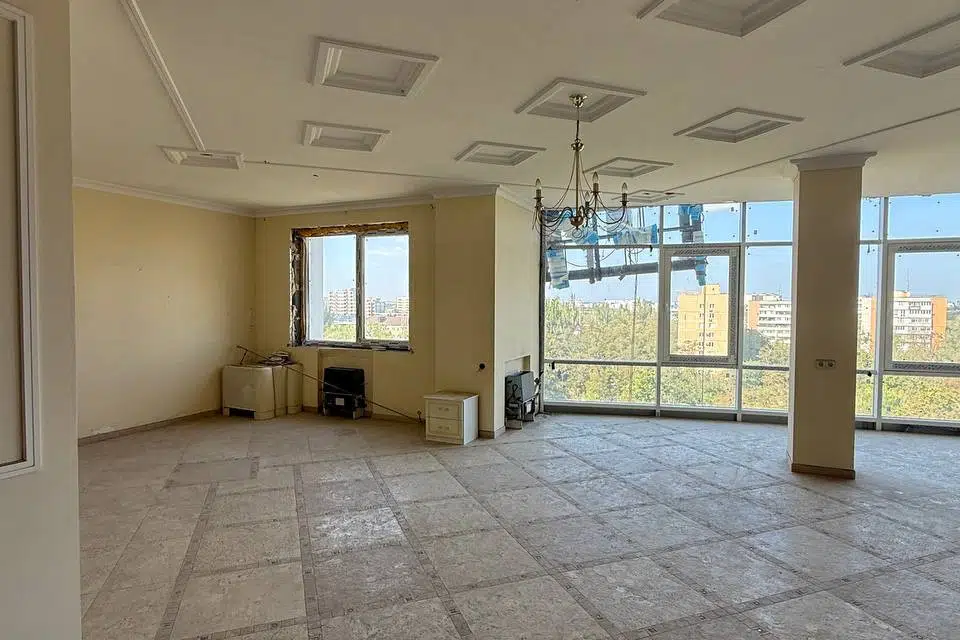 Продаётся 3-комнатная квартира, 195.6 м²