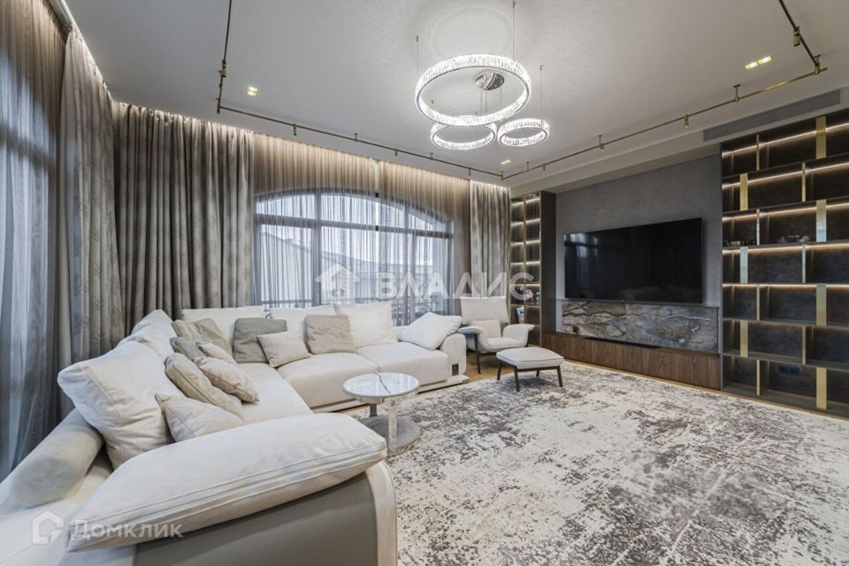 Продаётся 4-комнатная квартира, 193 м²