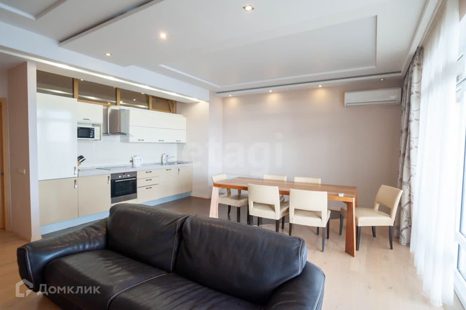 Продаётся 4-комнатная квартира, 153.7 м²
