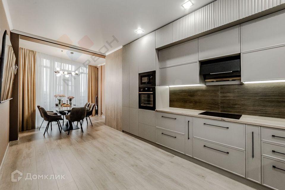 Продаётся 4-комнатная квартира, 205.7 м²