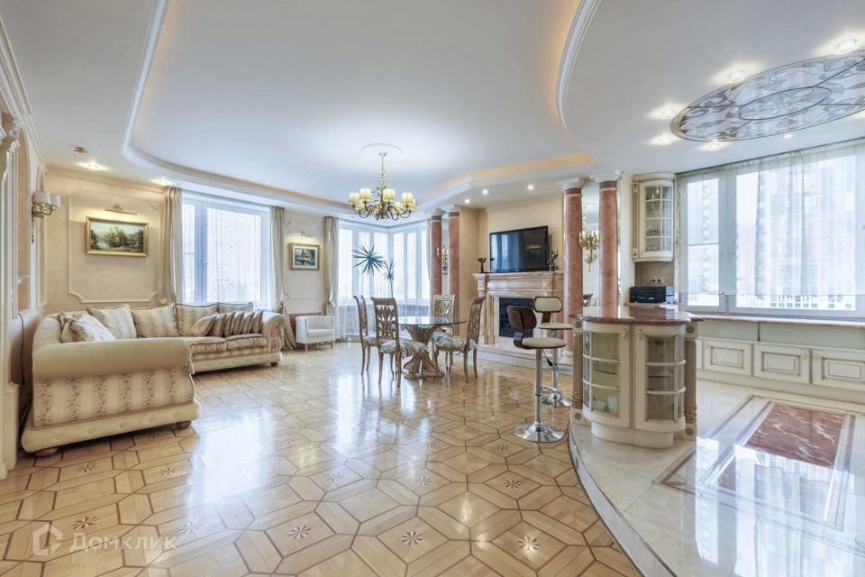 Продаётся 3-комнатная квартира, 135 м²