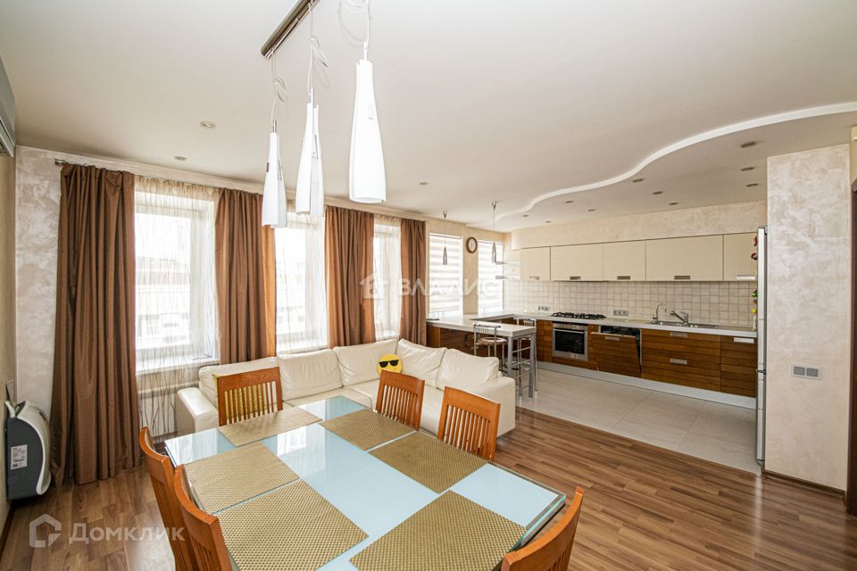Продаётся 4-комнатная квартира, 156 м²