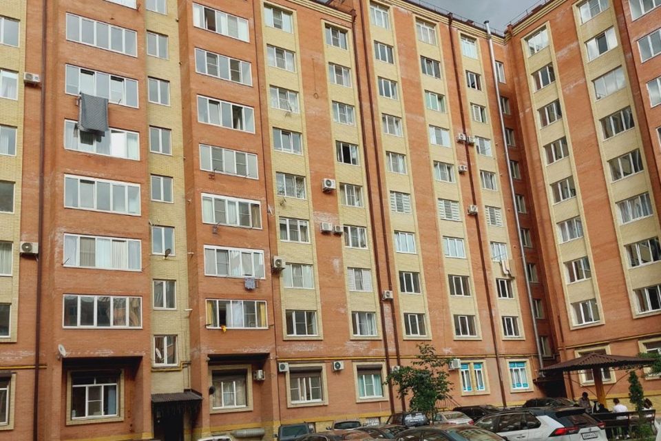 Кв 3 владикавказ. Пушкин во Владикавказе. Владикавказ ул Весенняя 10 фото дома