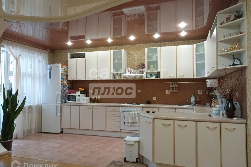 Продаётся 3-комнатная квартира, 142.9 м²
