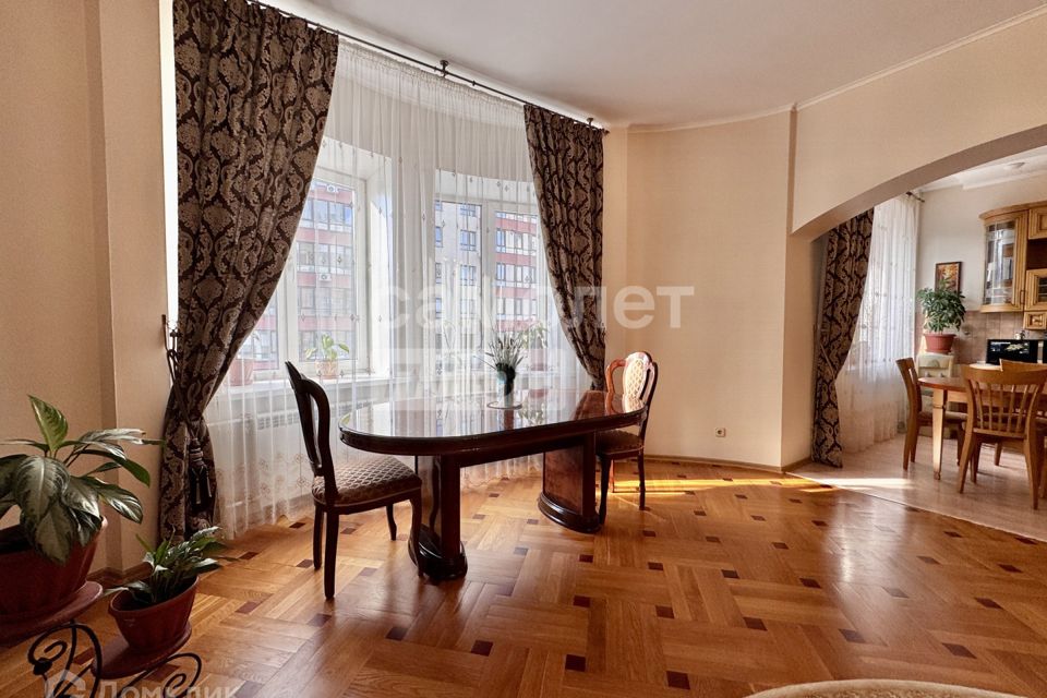 Продаётся 3-комнатная квартира, 151.2 м²
