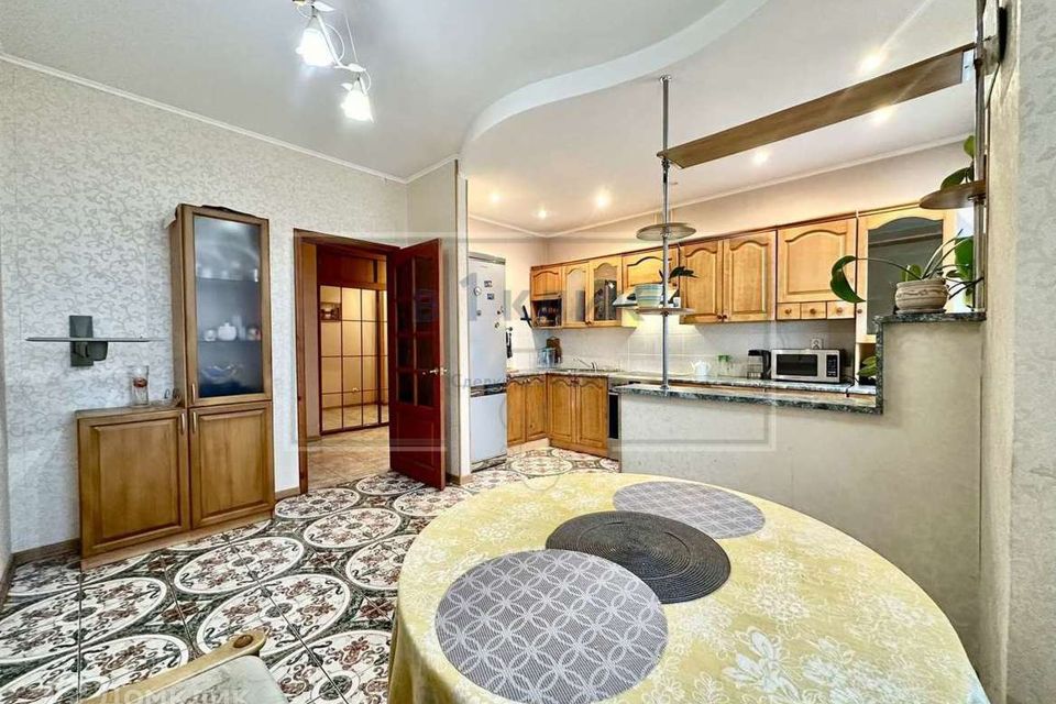Продаётся 4-комнатная квартира, 105.6 м²
