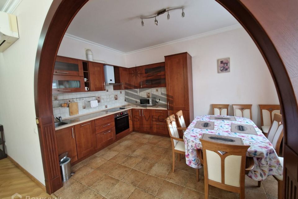 Сдаётся 4-комнатная квартира, 160 м²