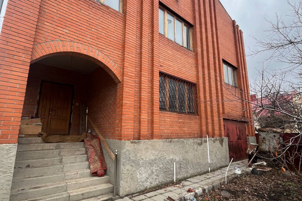 Продаётся 3-этажный дом, 220 м²