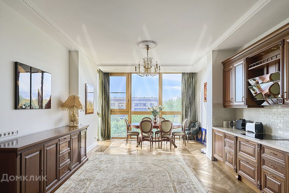 Продаётся 4-комнатная квартира, 180 м²