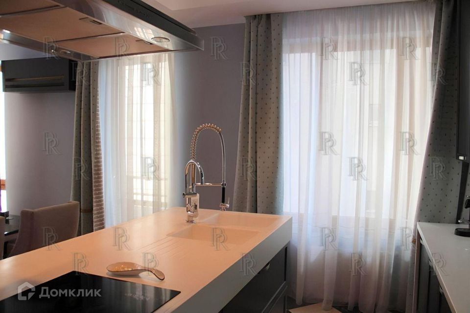 Продаётся 3-комнатная квартира, 137 м²