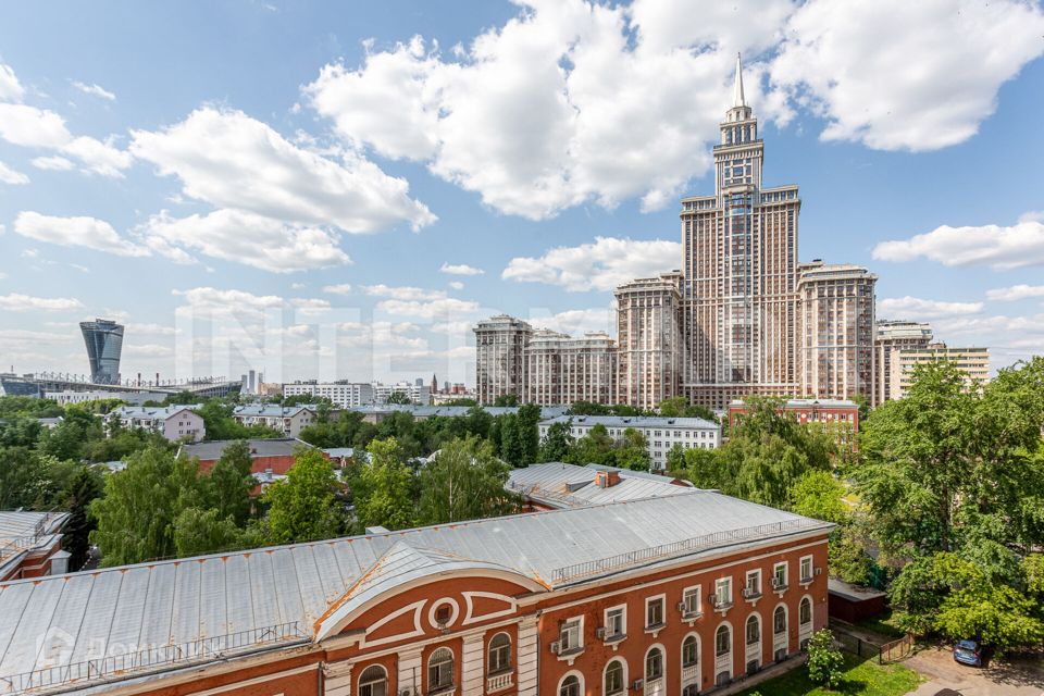 Продаётся 4-комнатная квартира, 180.8 м²