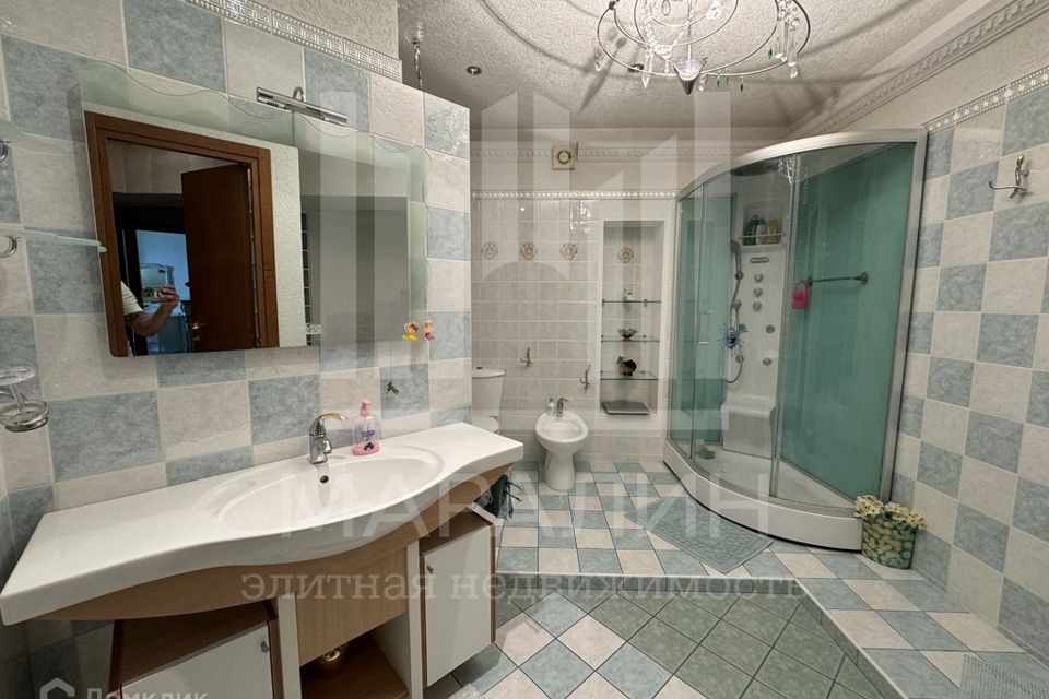 Продаётся 5-комнатная квартира, 200 м²