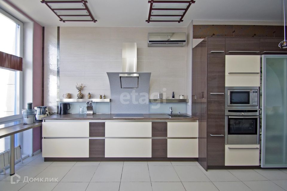 Продаётся 3-комнатная квартира, 232 м²