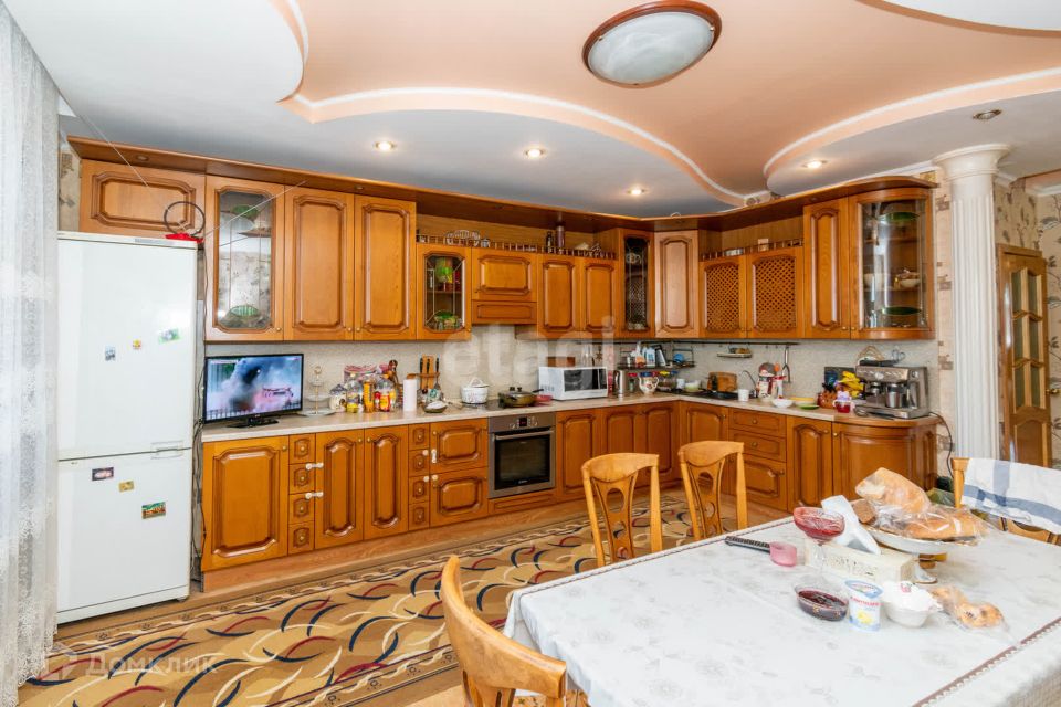 Продаётся 4-комнатная квартира, 180.5 м²