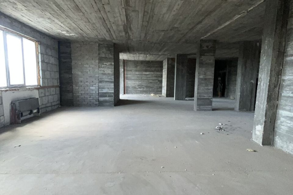 Продаётся 4-комнатная квартира, 191.7 м²