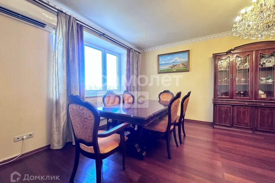 Продаётся 4-комнатная квартира, 141 м²