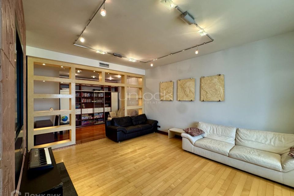 Продаётся 3-комнатная квартира, 143 м²