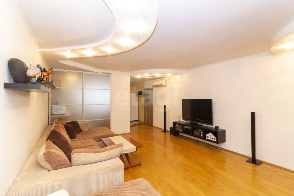 Продаётся 3-комнатная квартира, 107.7 м²