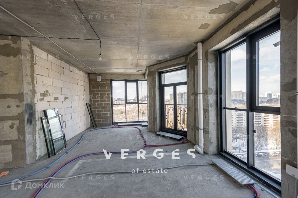 Продаётся 4-комнатная квартира, 135 м²
