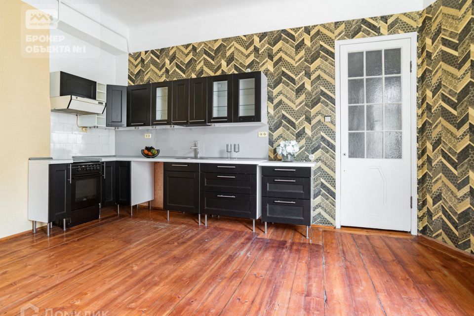 Продаётся 4-комнатная квартира, 145.5 м²