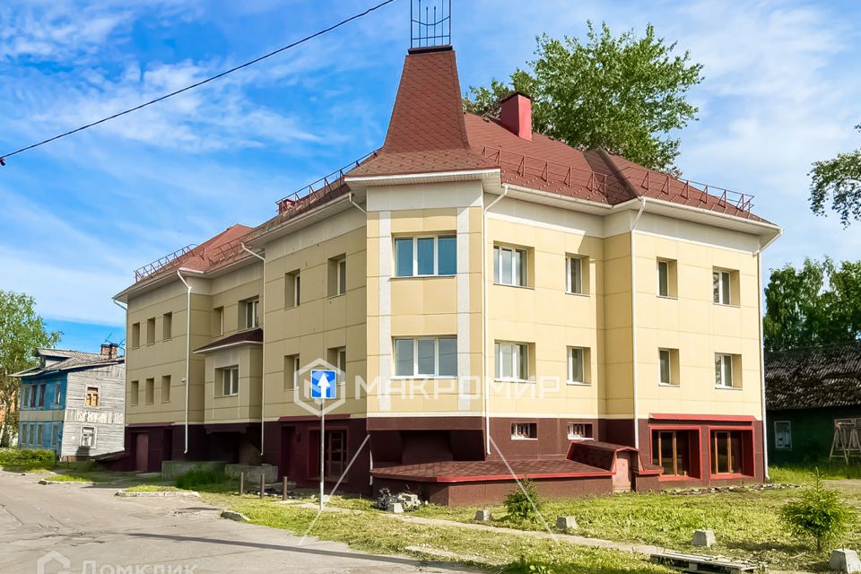 Продаётся 5-комнатная квартира, 275 м²