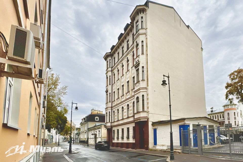 Продаётся 3-комнатная квартира, 215 м²