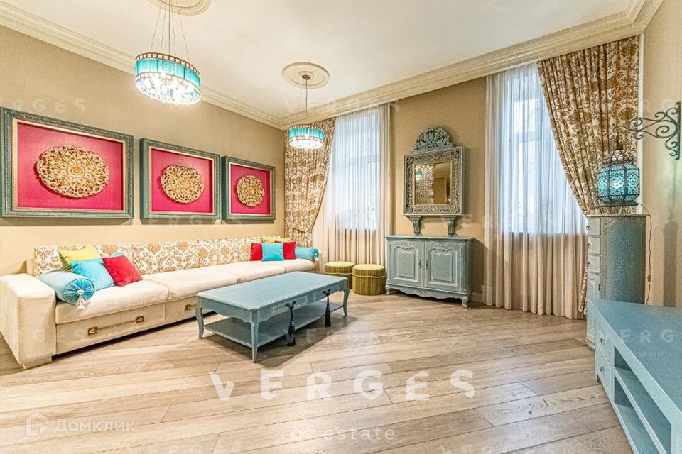 Продаётся 4-комнатная квартира, 166 м²