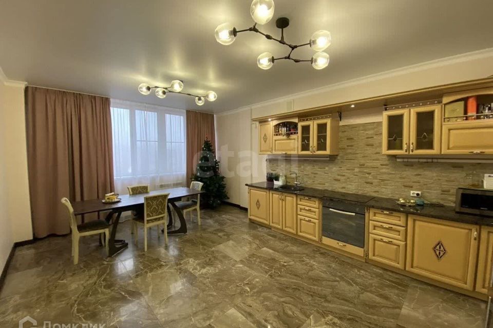 Продаётся 4-комнатная квартира, 105 м²