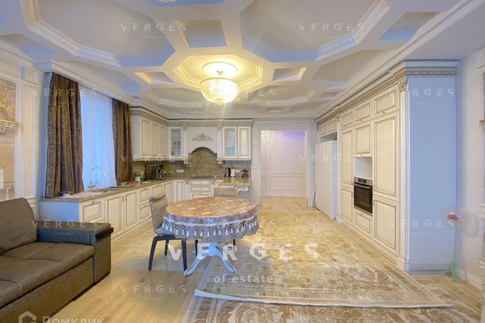 Продаётся 4-комнатная квартира, 150 м²