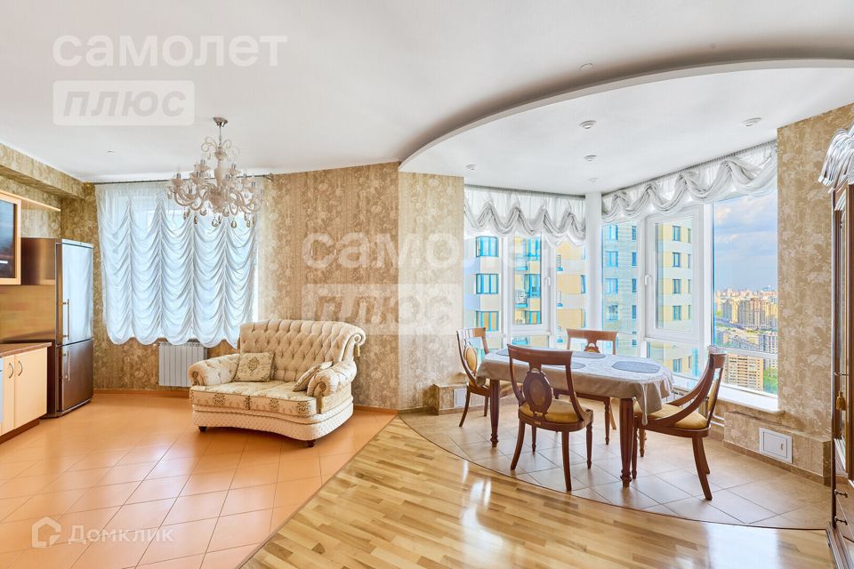 Продаётся 4-комнатная квартира, 143.6 м²