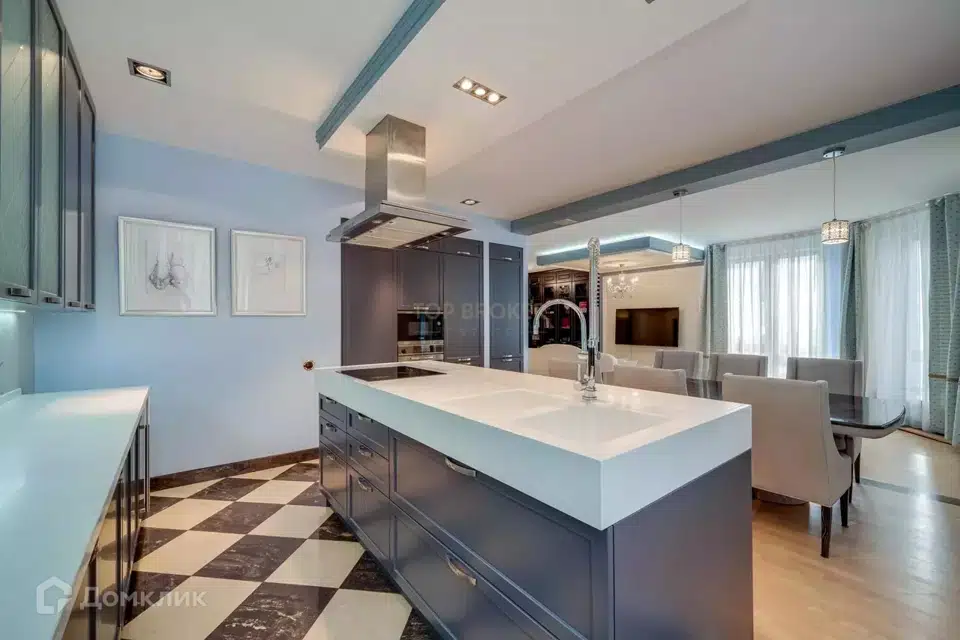 Продаётся 3-комнатная квартира, 135.7 м²