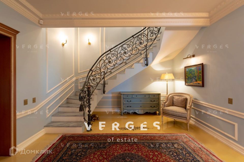 Продаётся 6-комнатная квартира, 242 м²