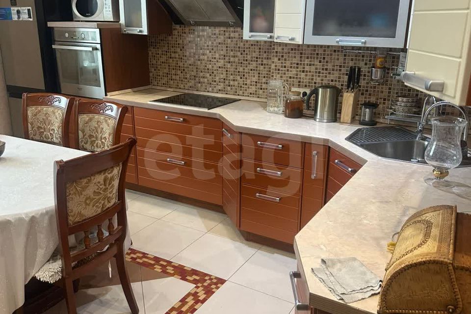 Продаётся 3-комнатная квартира, 124.9 м²