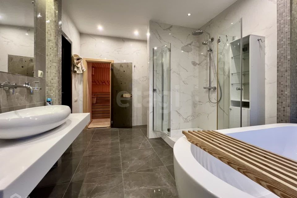 Продаётся 4-комнатная квартира, 230 м²