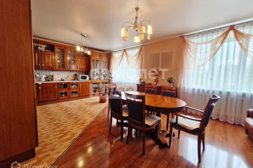Продаётся 4-комнатная квартира, 190.7 м²