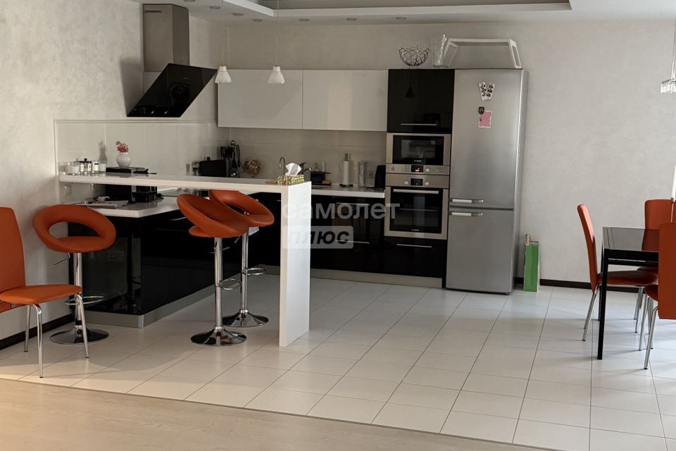 Сдаётся 2-комнатная квартира, 101 м²