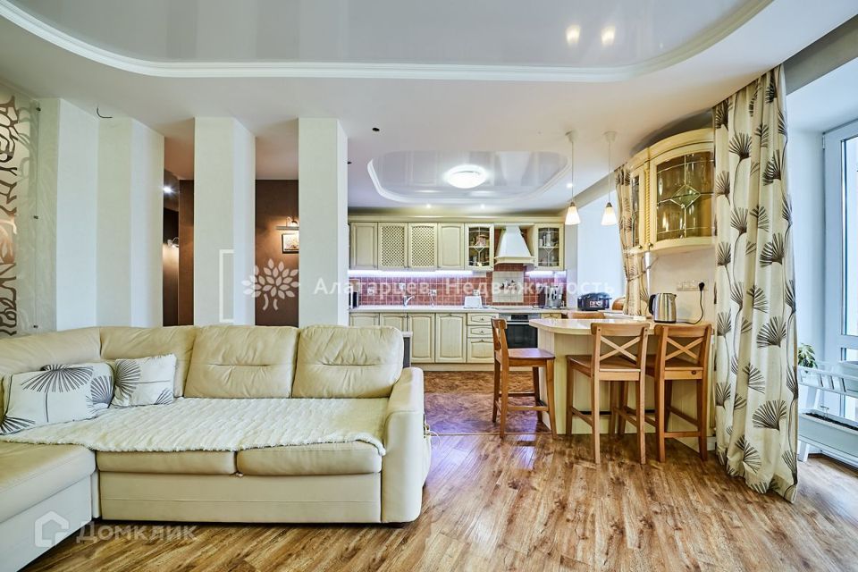 Продаётся 4-комнатная квартира, 127 м²