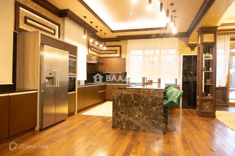 Продаётся 3-этажный дом, 486 м²