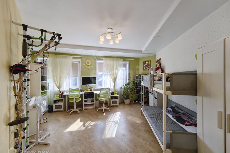 Продаётся 3-комнатная квартира, 104 м²