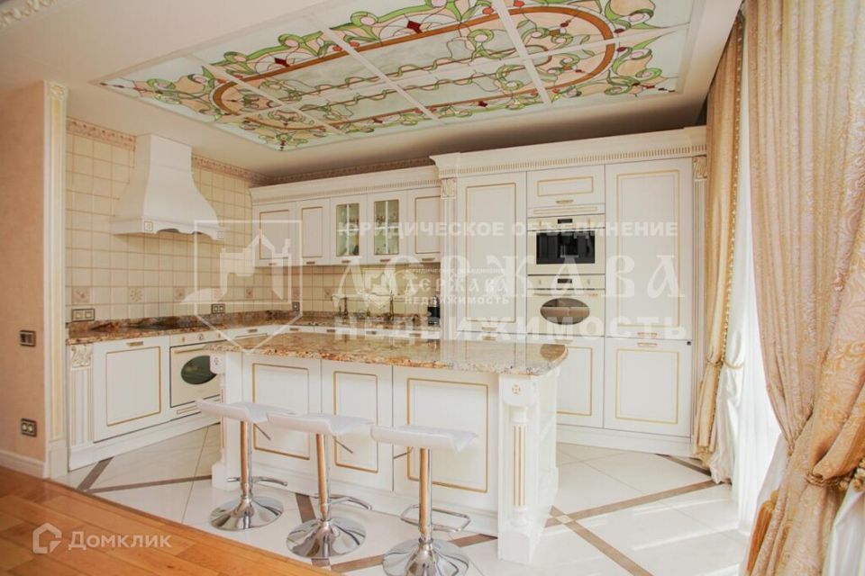 Продаётся 4-комнатная квартира, 170 м²
