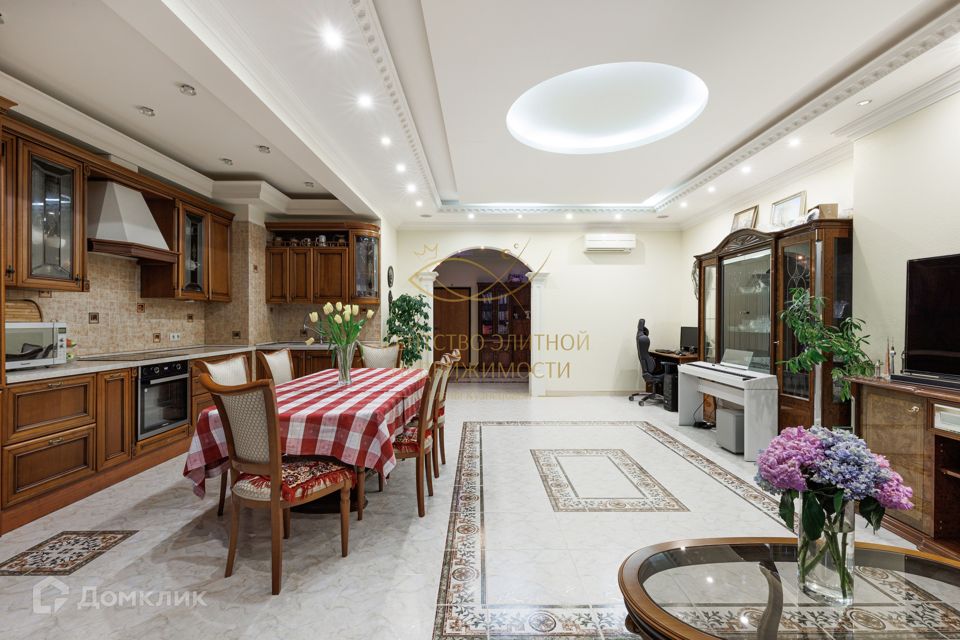 Продаётся 3-комнатная квартира, 148 м²