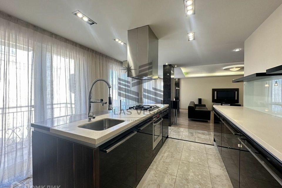 Сдаётся 3-комнатная квартира, 172 м²